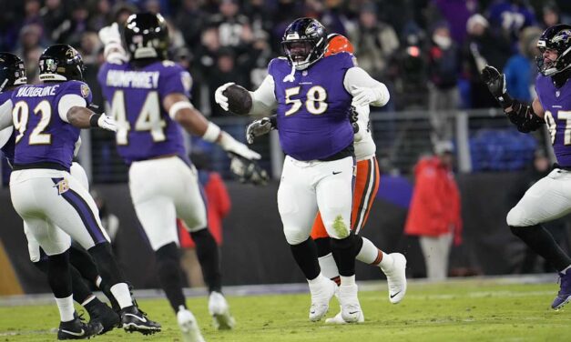 Michael Pierce’s Priceless Sideline Reaction After Big-Man Interception